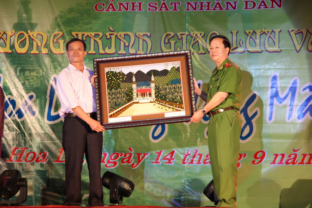 Đại diện UBND huyện Hoa Lư tặng quà lưu niệm cho Học viện CSND